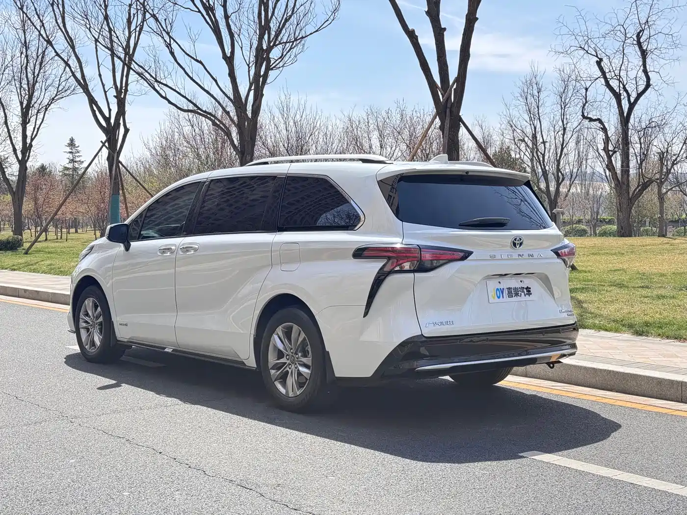 Toyota Sienna 2021 2.5L Hybrid Ultimate Edition фото 4