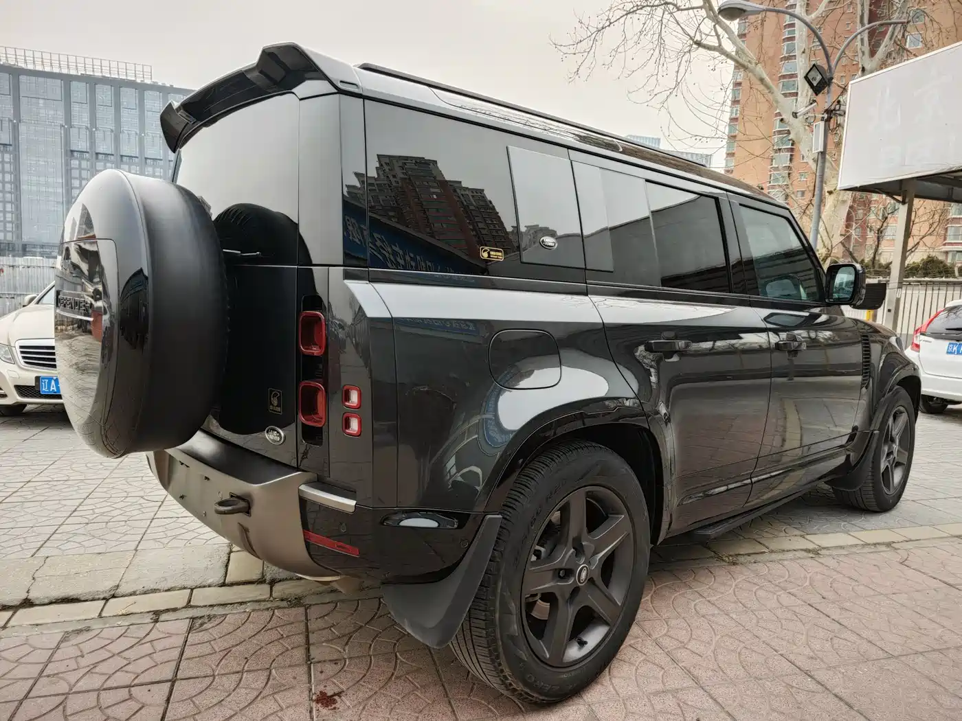 Land Rover Defender 2023 Model 110 3.0T P400 X-DYNAMIC HSE фото 2