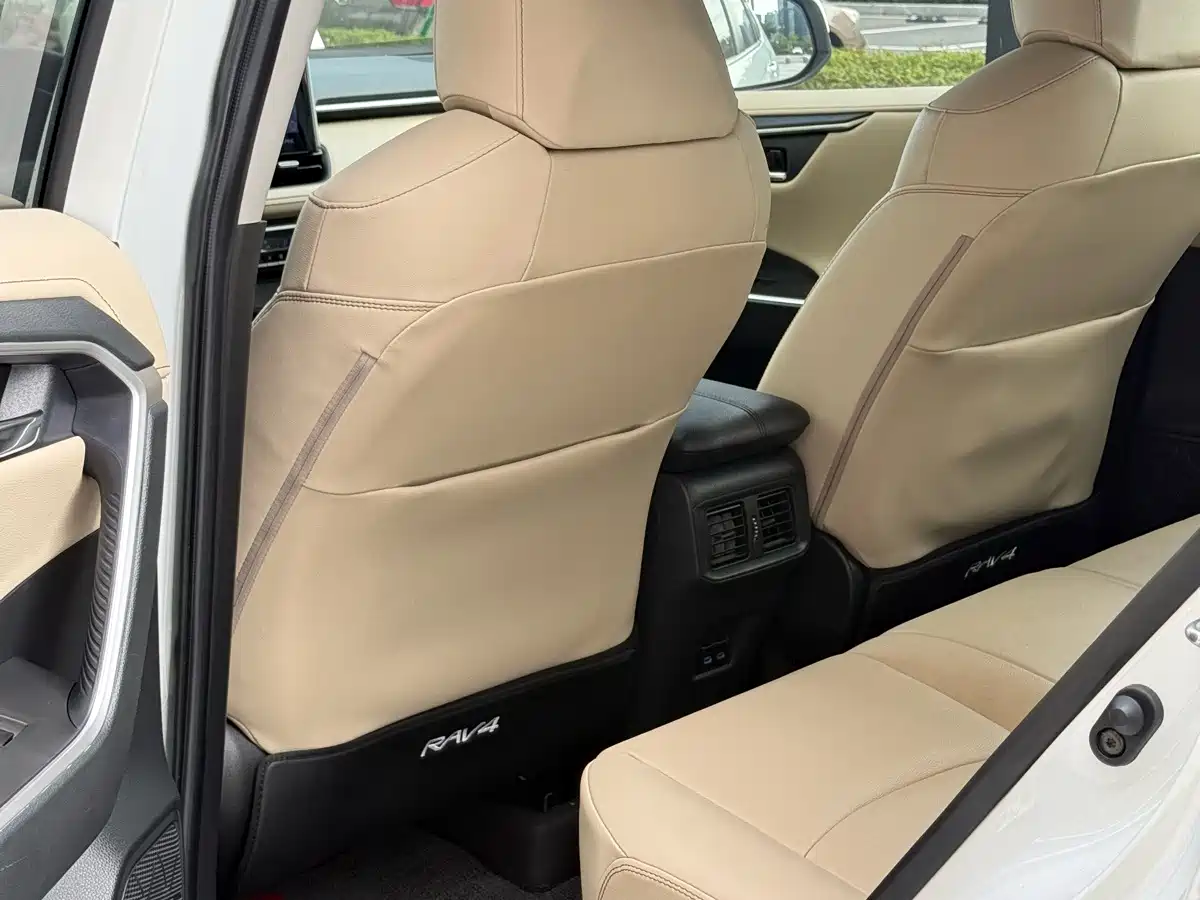 Фото 8 - Toyota RAV4