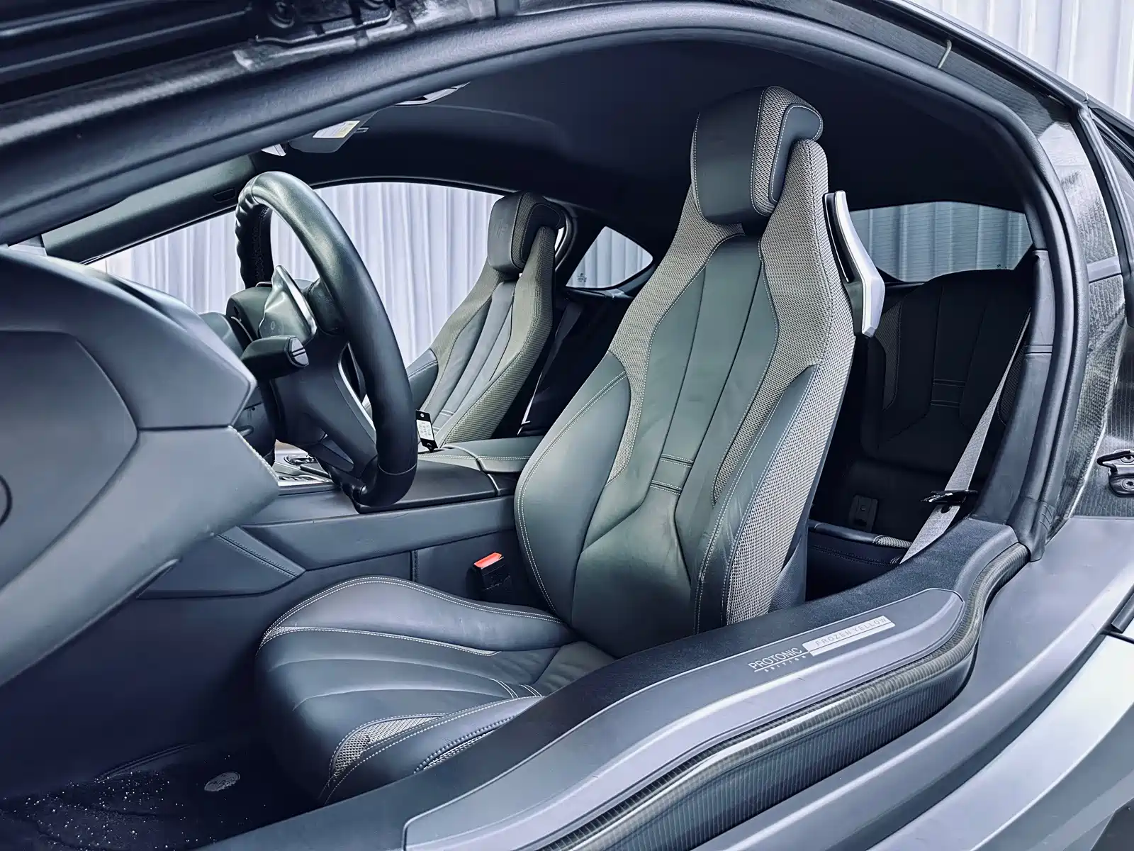 Фото 15 - BMW i8