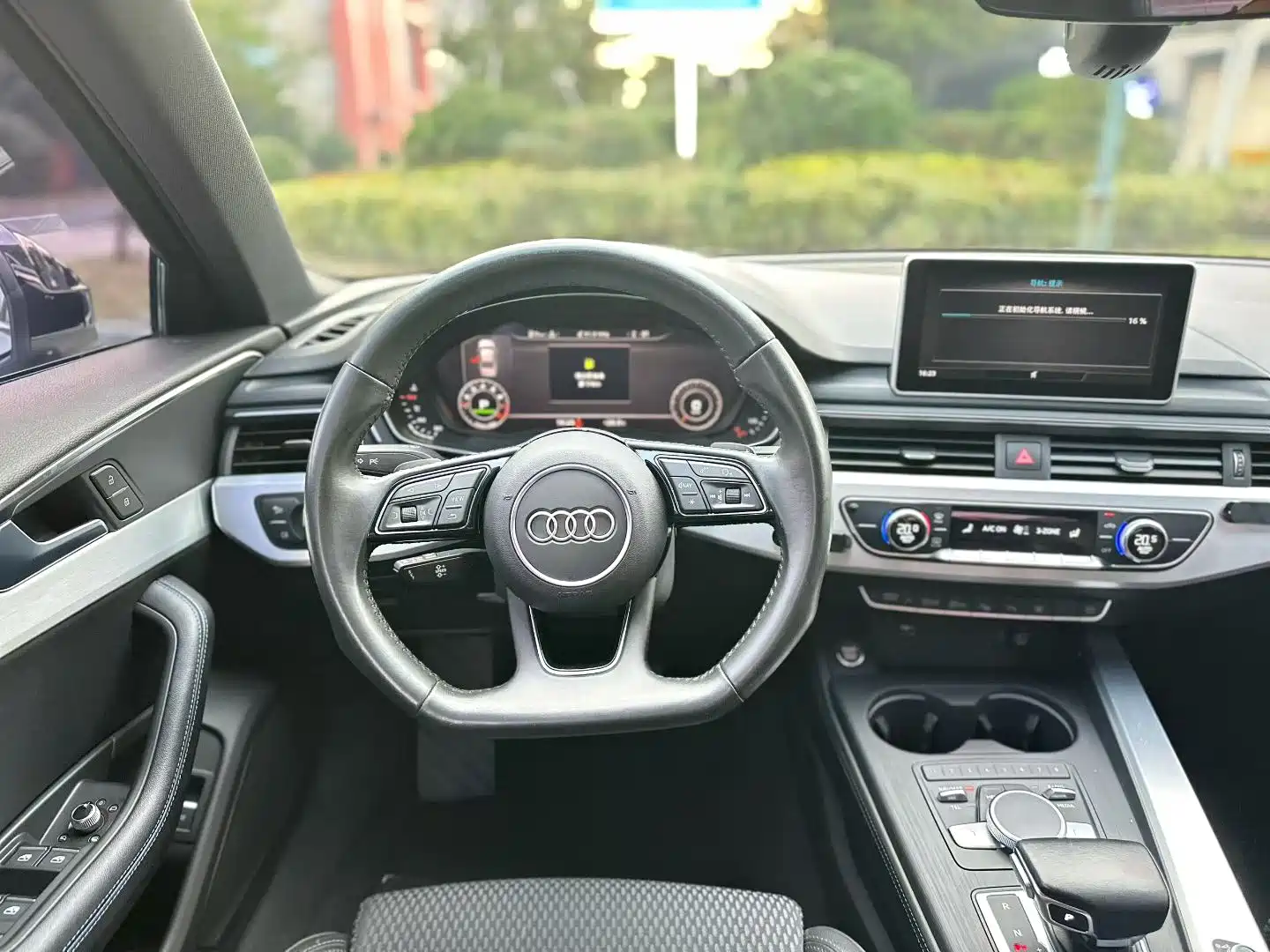 Photo 9 - Audi A4L