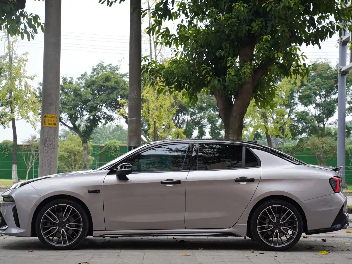 Photo 2 - Lynk & Co 03