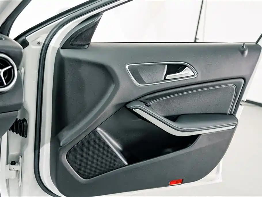 Mercedes-Benz GLA 2017 GLA 200 Dynamic фото 16