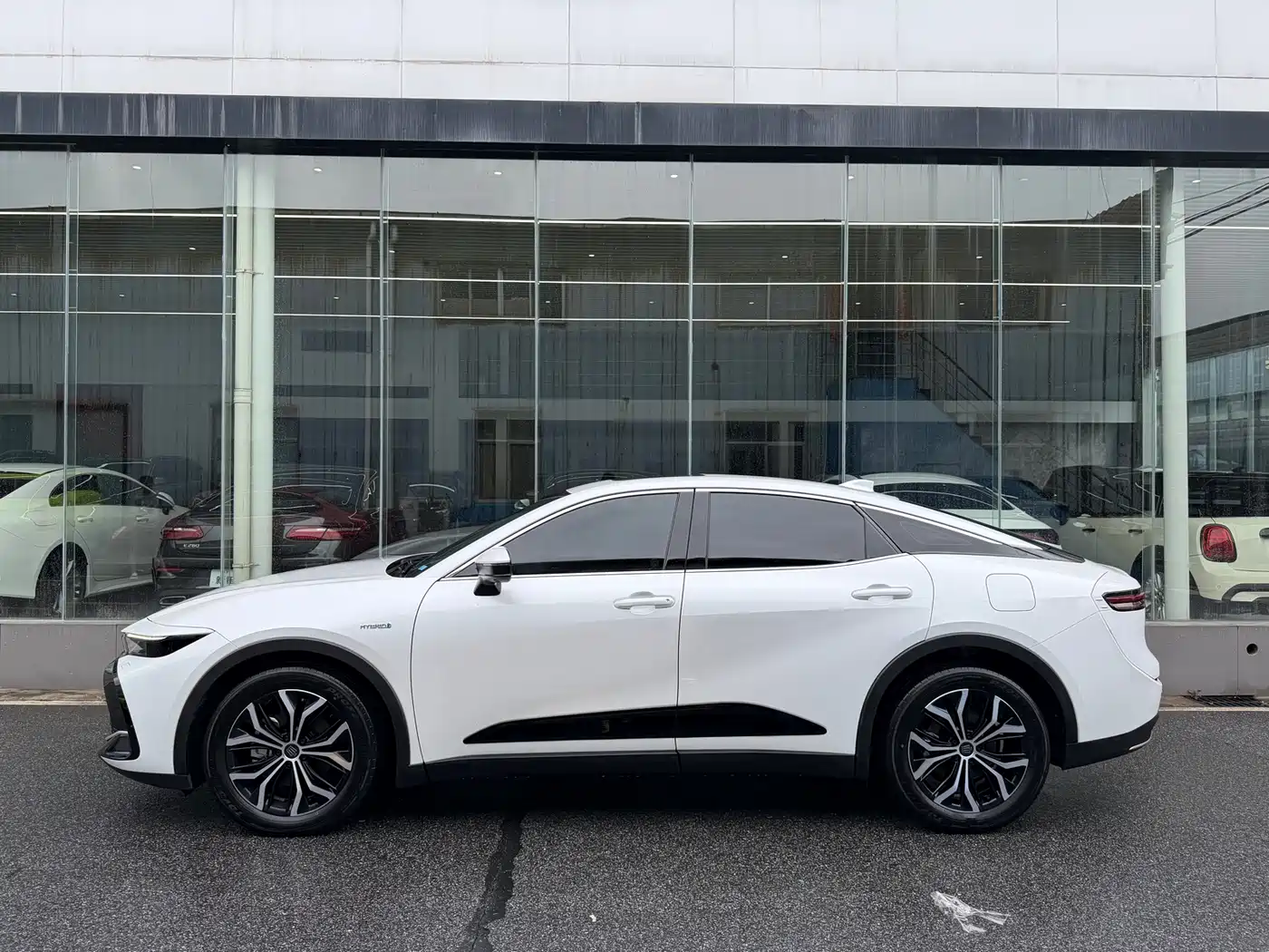 Toyota Crown SportCross 2023 2.5L SportCross HEV FWD Premium Edition фото 4