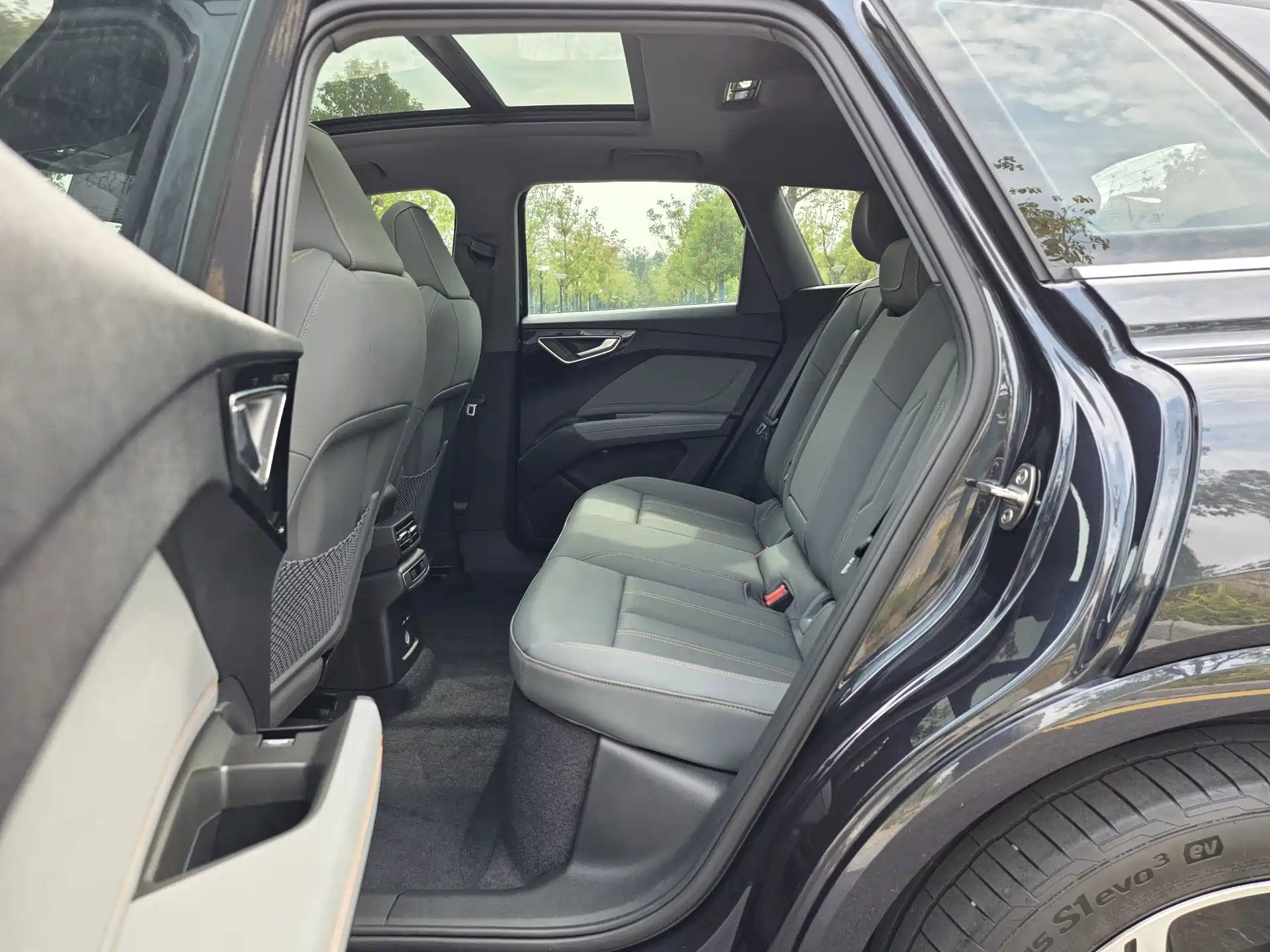 Photo 10 - Audi Q4 e-tron