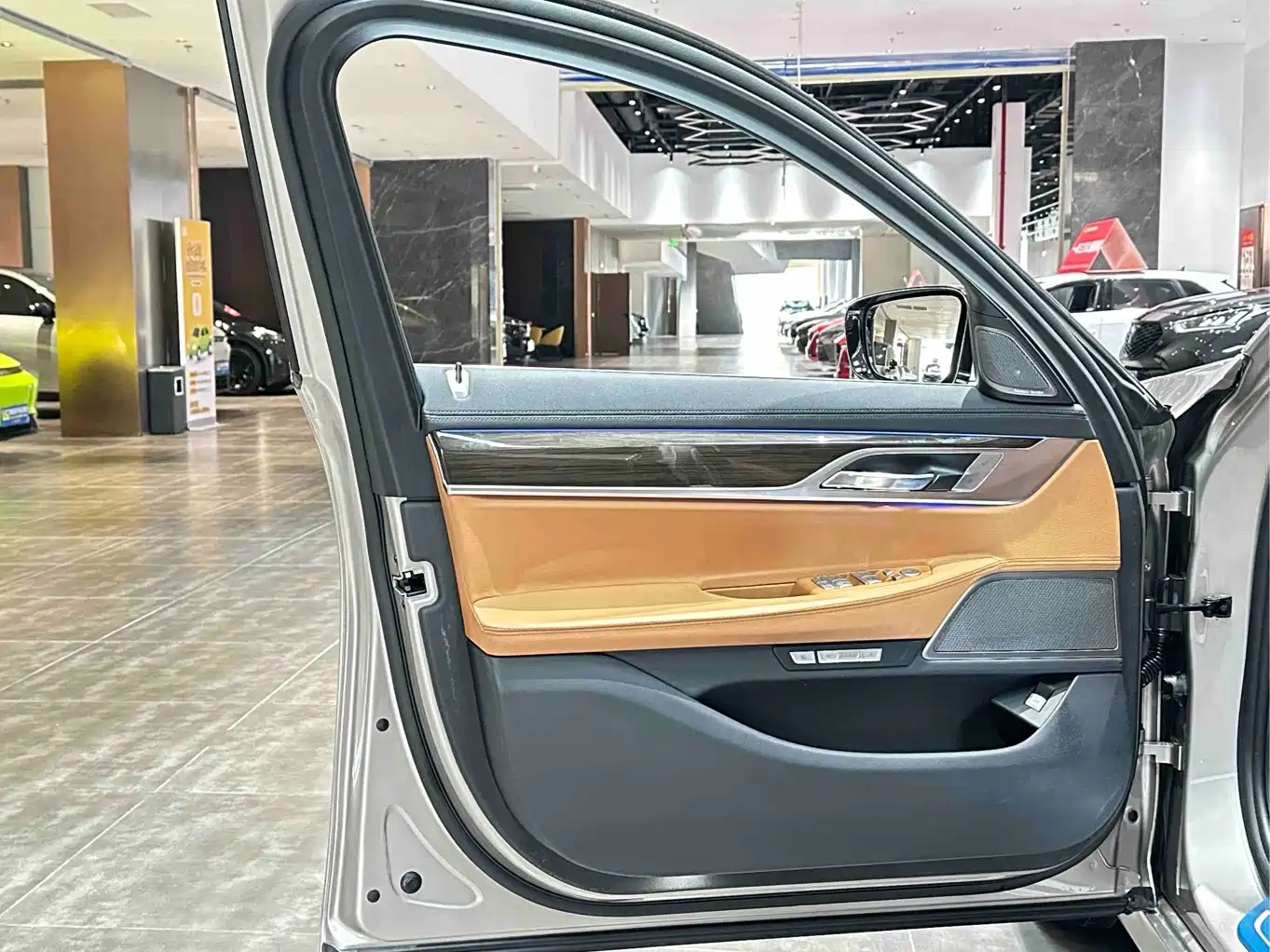 BMW 7 Series 2016 730Li Leading фото 8
