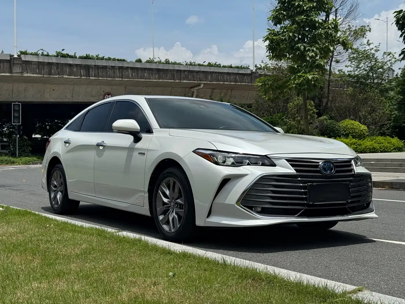 Toyota Avalon 2019 Hybrid 2.5L Luxury Edition China V фото 3