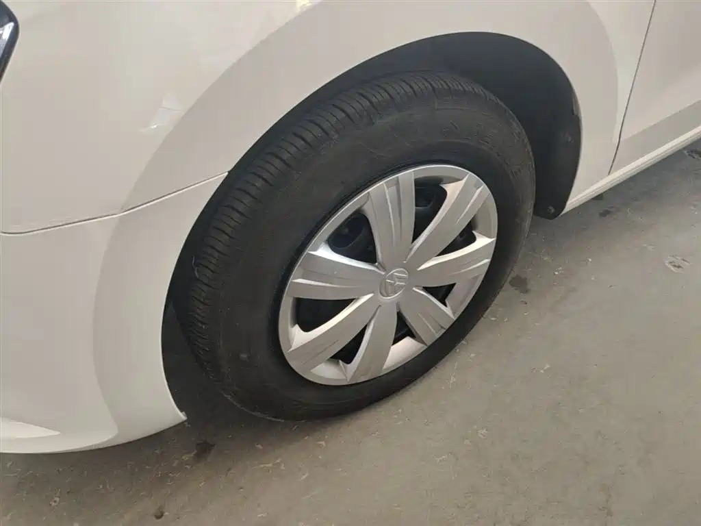 Volkswagen Jetta 2015 1.6L Manual Trend фото 23