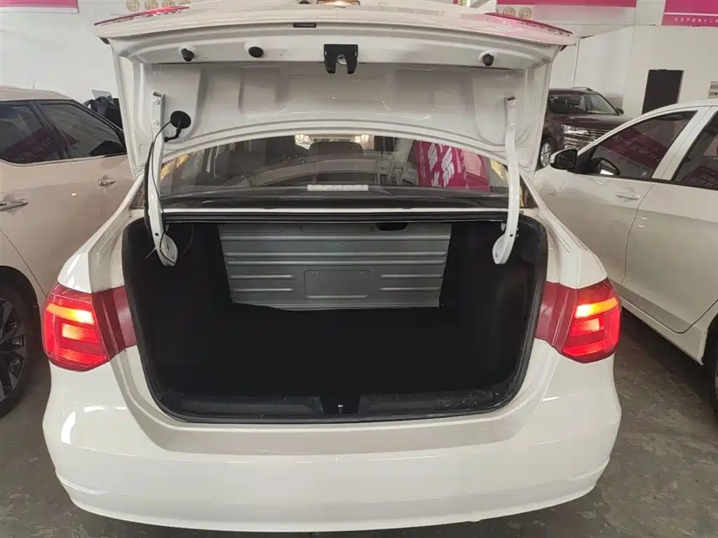 Volkswagen Jetta 2015 1.6L Manual Trend фото 19