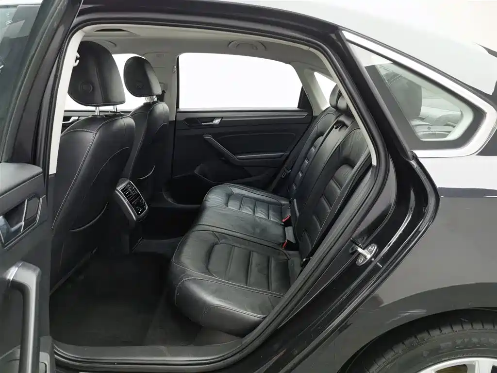 Volkswagen Passat 2017 280TSI DSG Prestige фото 15