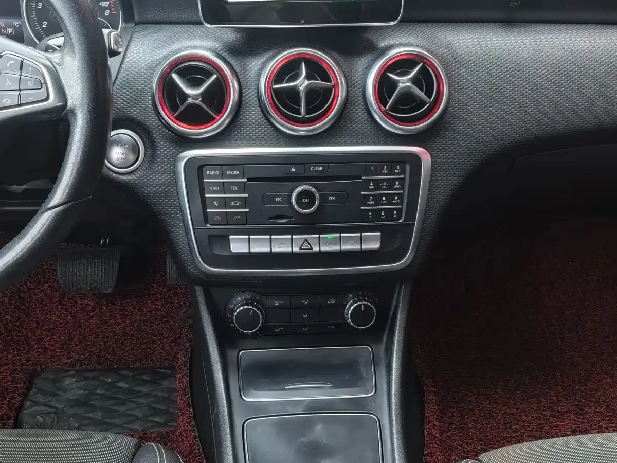 Mercedes-Benz A-Class (Import) 2016 A 200 Dynamic фото 8