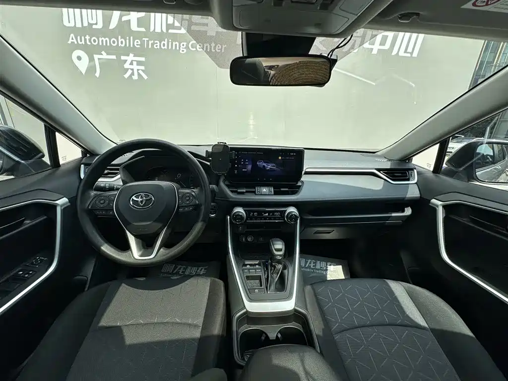 Фото 6 - Toyota RAV4