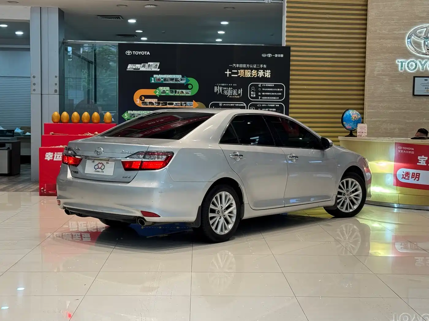 Toyota Camry 2015 2.5G Luxury Navigation Edition фото 2