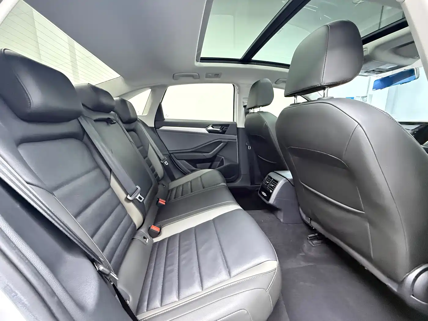 Volkswagen Sagitar 2021 280TSI DSG Surpassing Edition фото 11