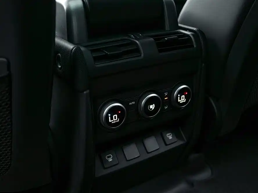 Land Rover Defender 2023 110 3.0T P400 75th Anniversary Legend Edition фото 23