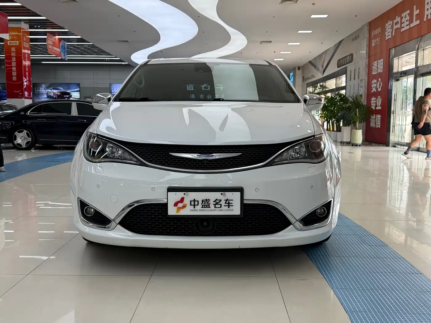 Chrysler Grand Voyager (Import) 2017 3.6L Premium Edition фото 2