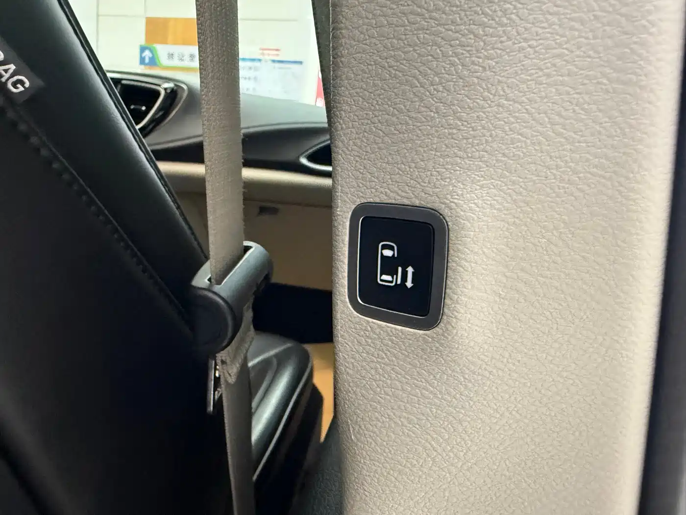 Chrysler Grand Voyager (Import) 2017 3.6L Premium Edition фото 29