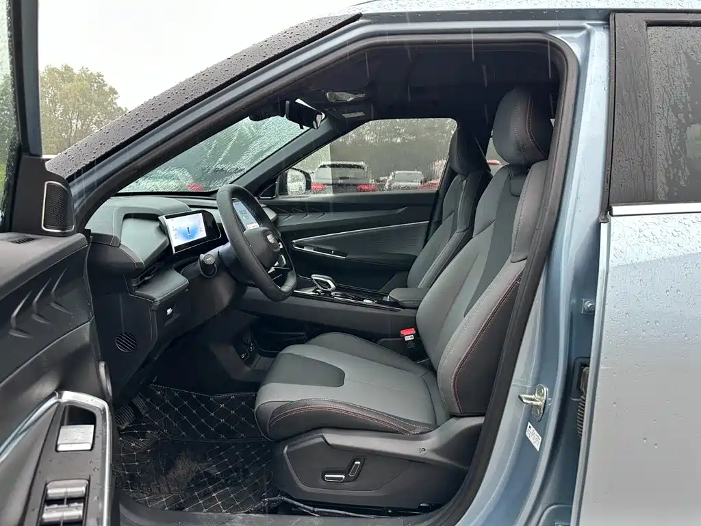 Photo 9 - Geely Atlas