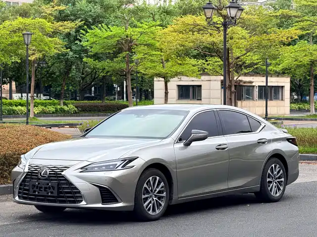 Lexus ES 2025 300h Ultimate Edition — фото 1