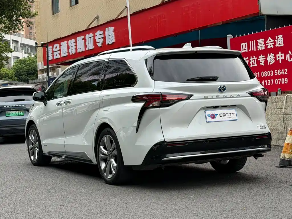 Photo 4 - Toyota Sienna