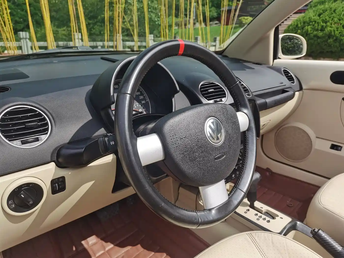 Volkswagen Beetle 2010 Model 2.0 BlackOrange Convertible Luxury Edition фото 13