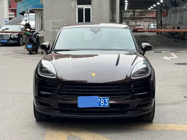 PORSCHE MACAN
