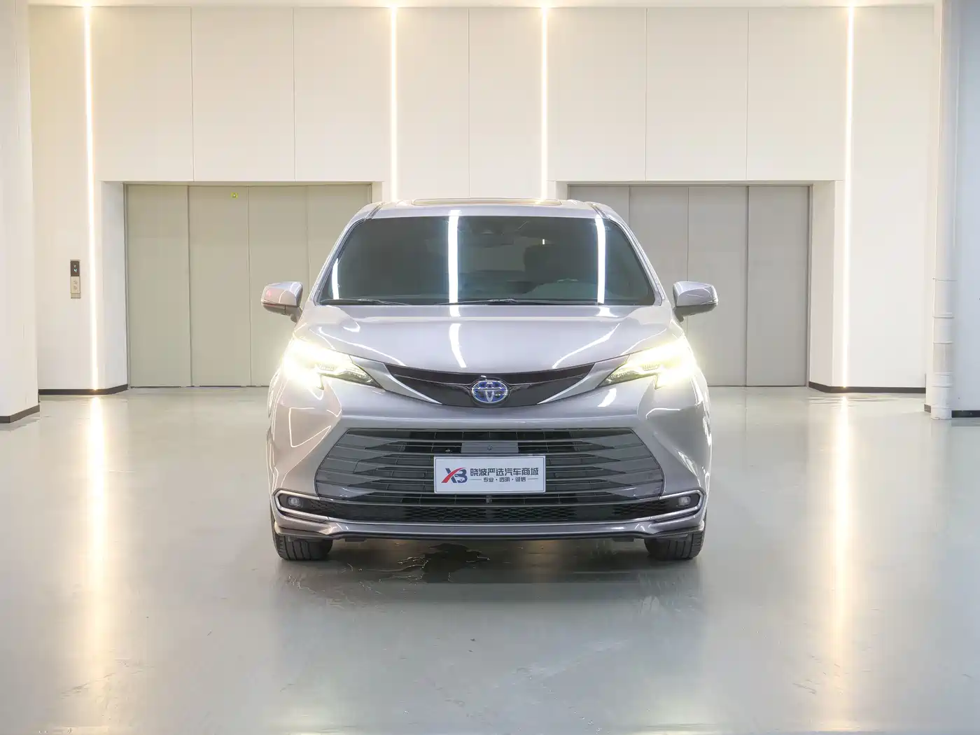 Toyota Sienna 2021 2.5L Hybrid Premium Edition фото 2