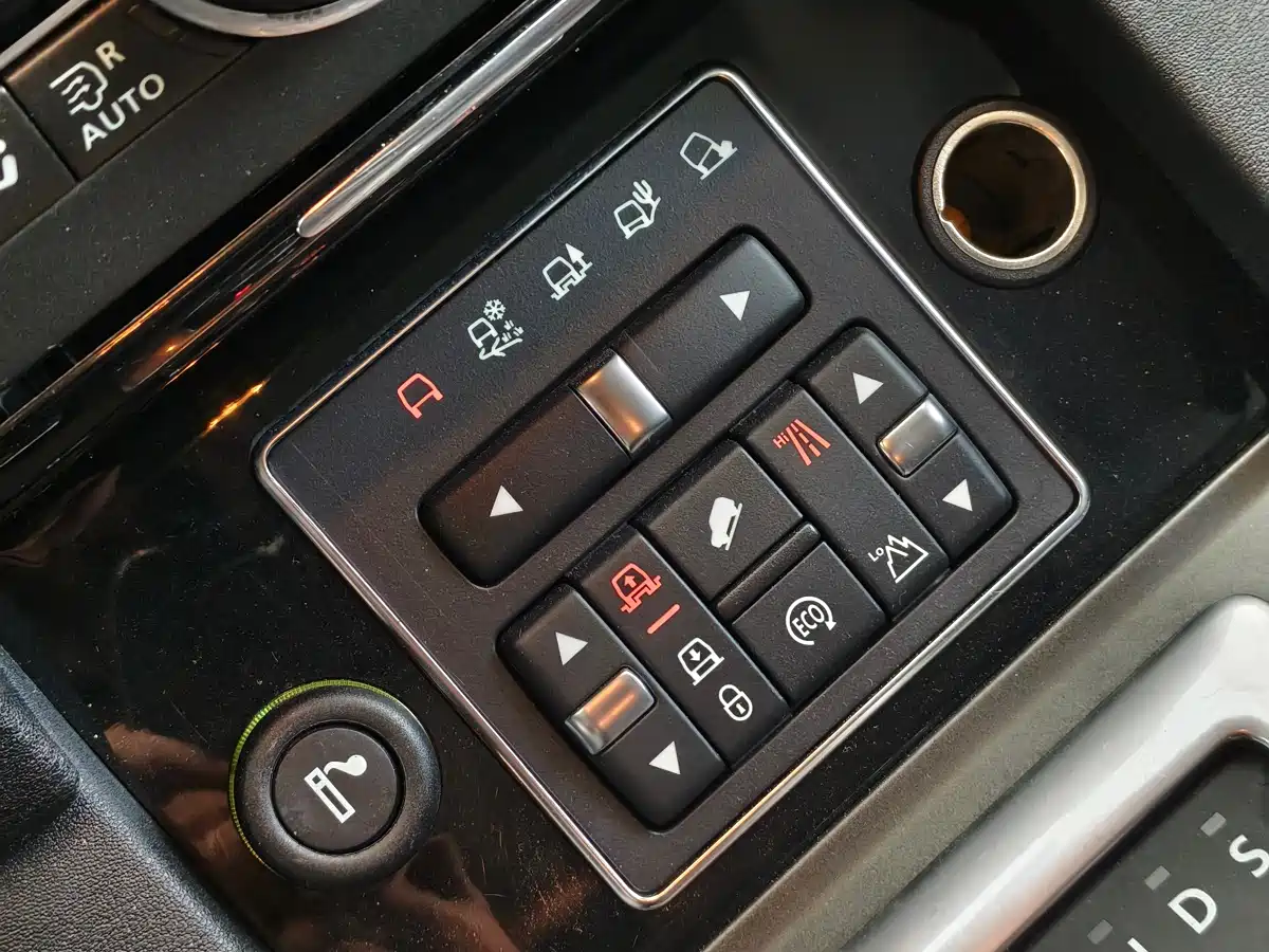 Land Rover Discovery 2016 3.0 SC V6 HSE фото 14