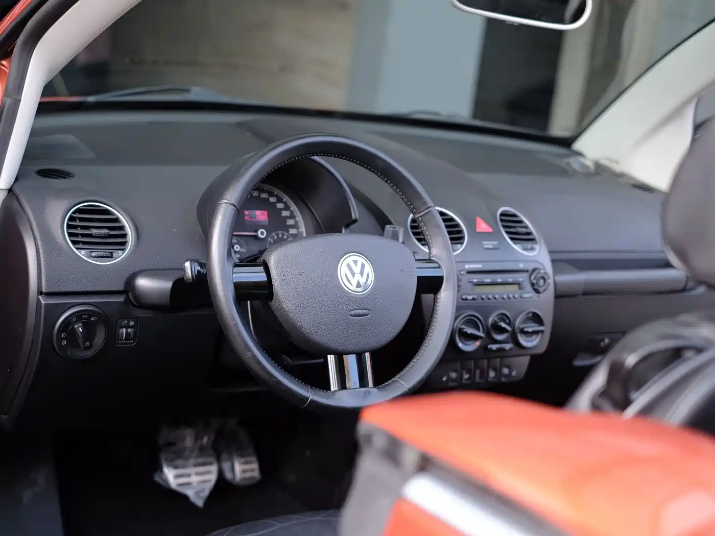 Volkswagen Beetle 2010 Model 2.0 BlackOrange Convertible Luxury Edition фото 17
