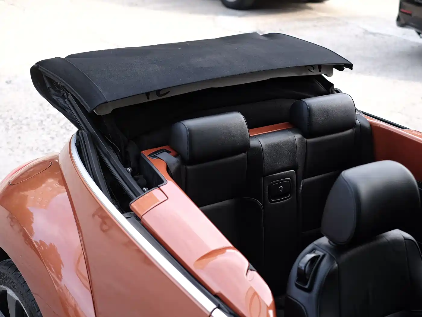 Volkswagen Beetle 2010 Model 2.0 BlackOrange Convertible Luxury Edition фото 40
