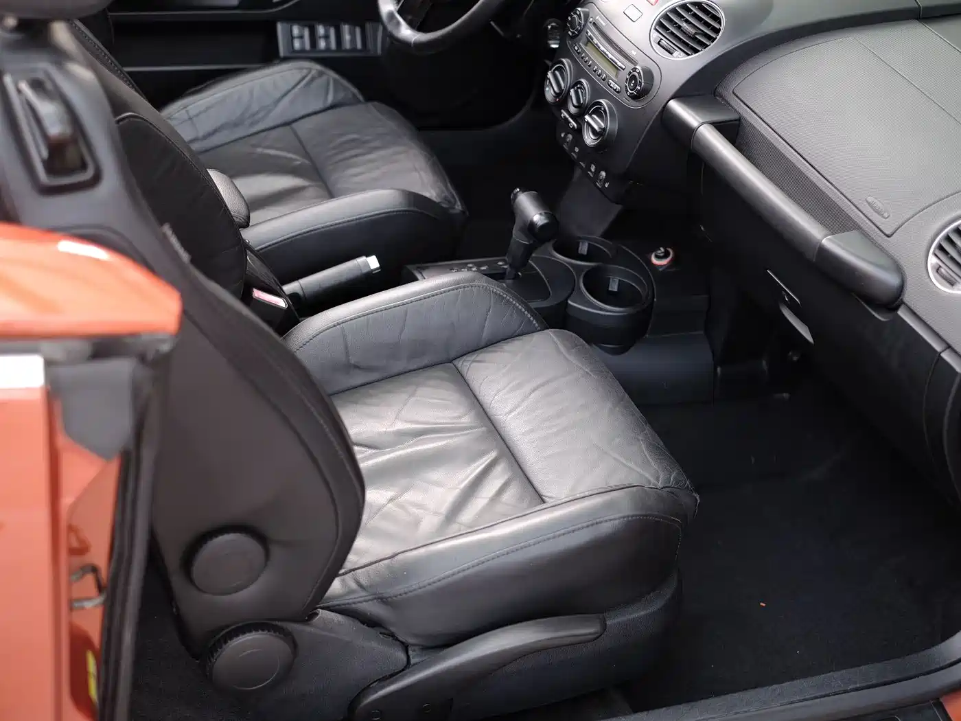 Volkswagen Beetle 2010 Model 2.0 BlackOrange Convertible Luxury Edition фото 49