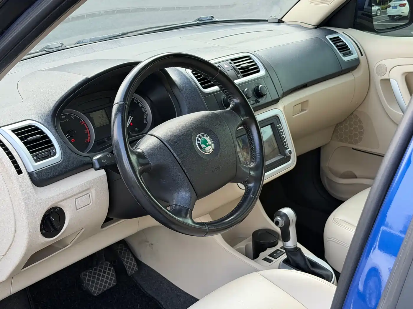 Škoda Fabia 2011 1.6L Automatic Crystal Edition фото 9
