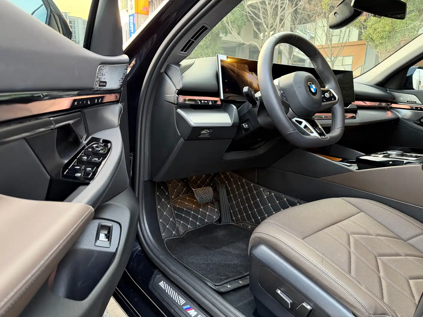 BMW 5 Series 2025 530Li Leading M Sport Package фото 4