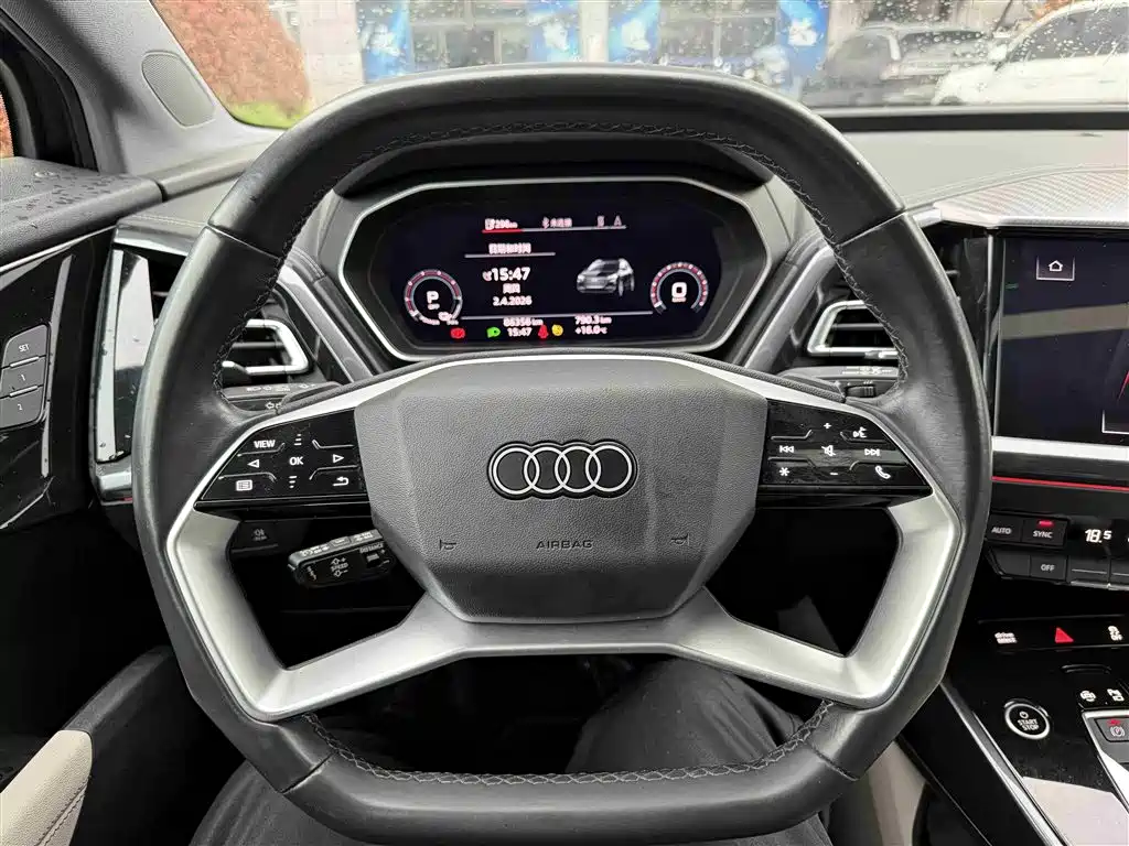 AUDI Q4 E TRON