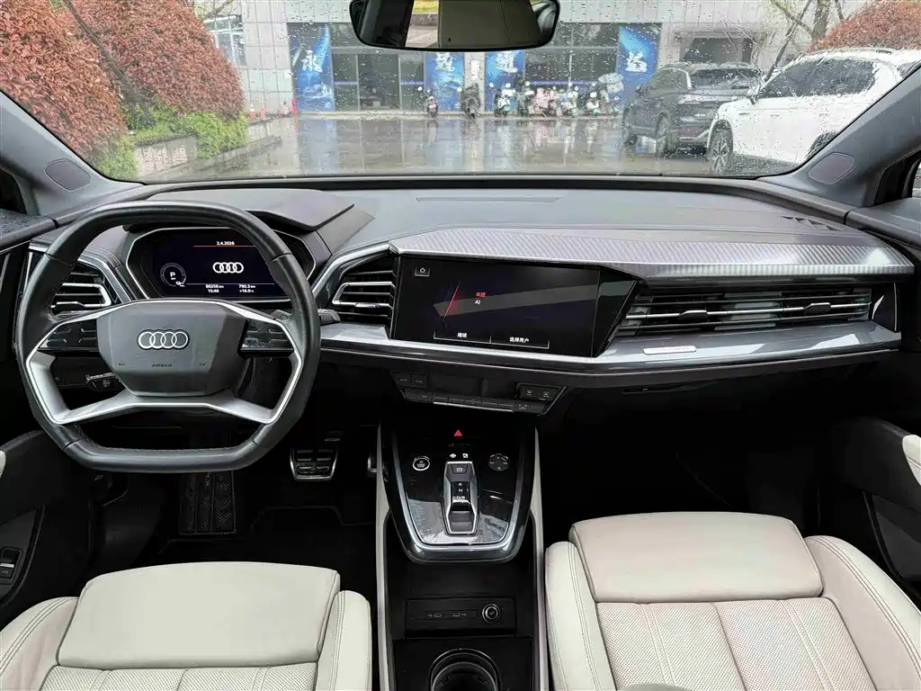 AUDI Q4 E TRON