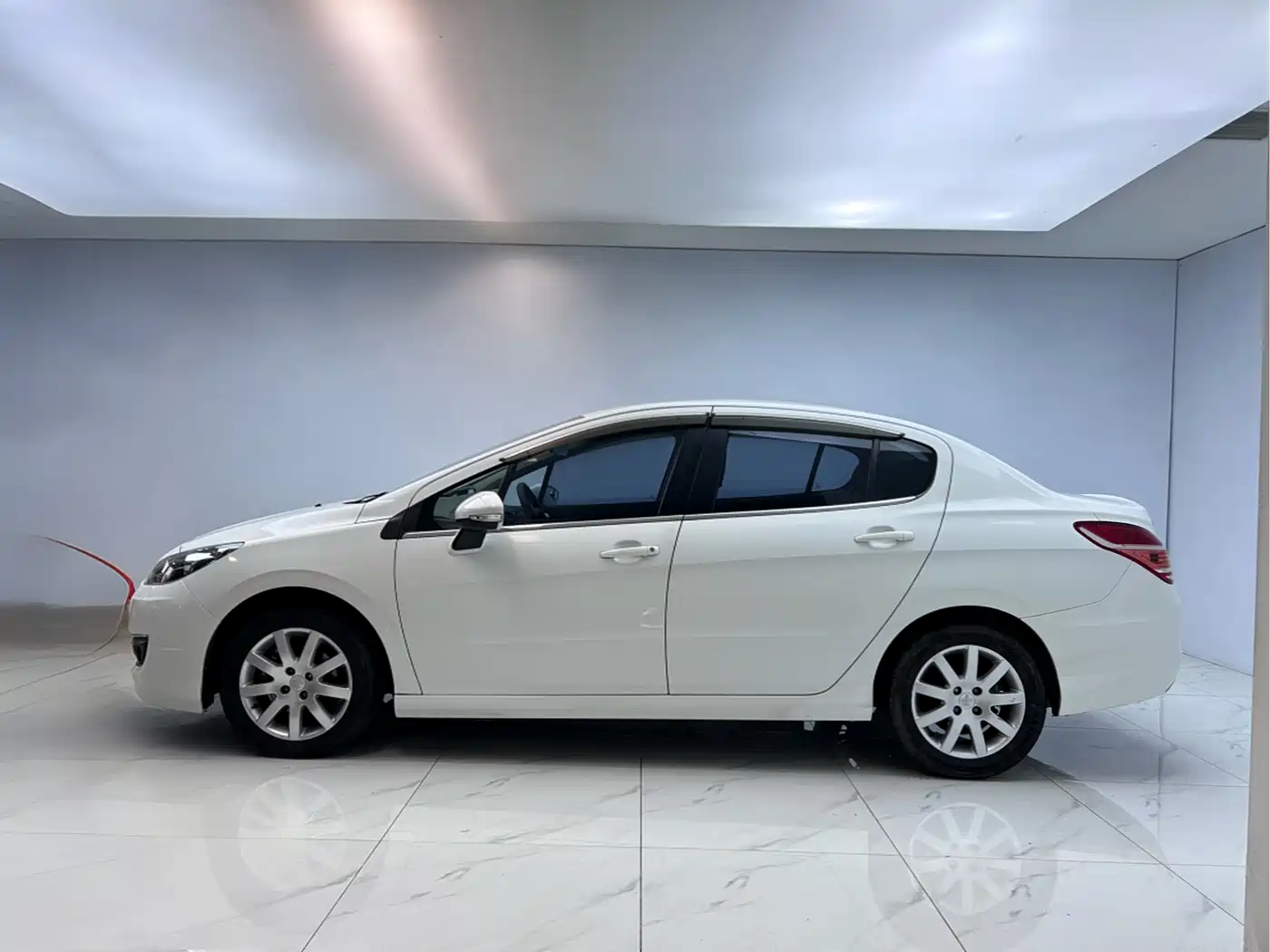 Peugeot 308 2014 Model Joy Edition Classic 1.6L Automatic Superior Style фото 4