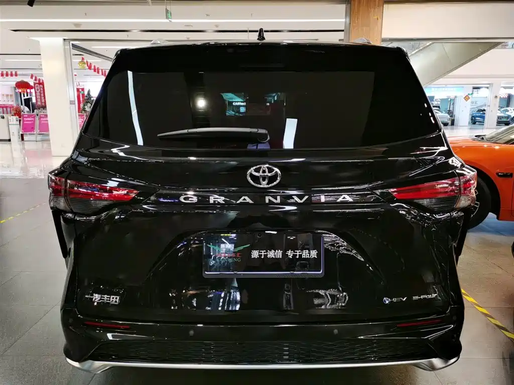 Toyota Granvia 2024 2.5L Hybrid Premium PLUS 4WD Edition фото 4