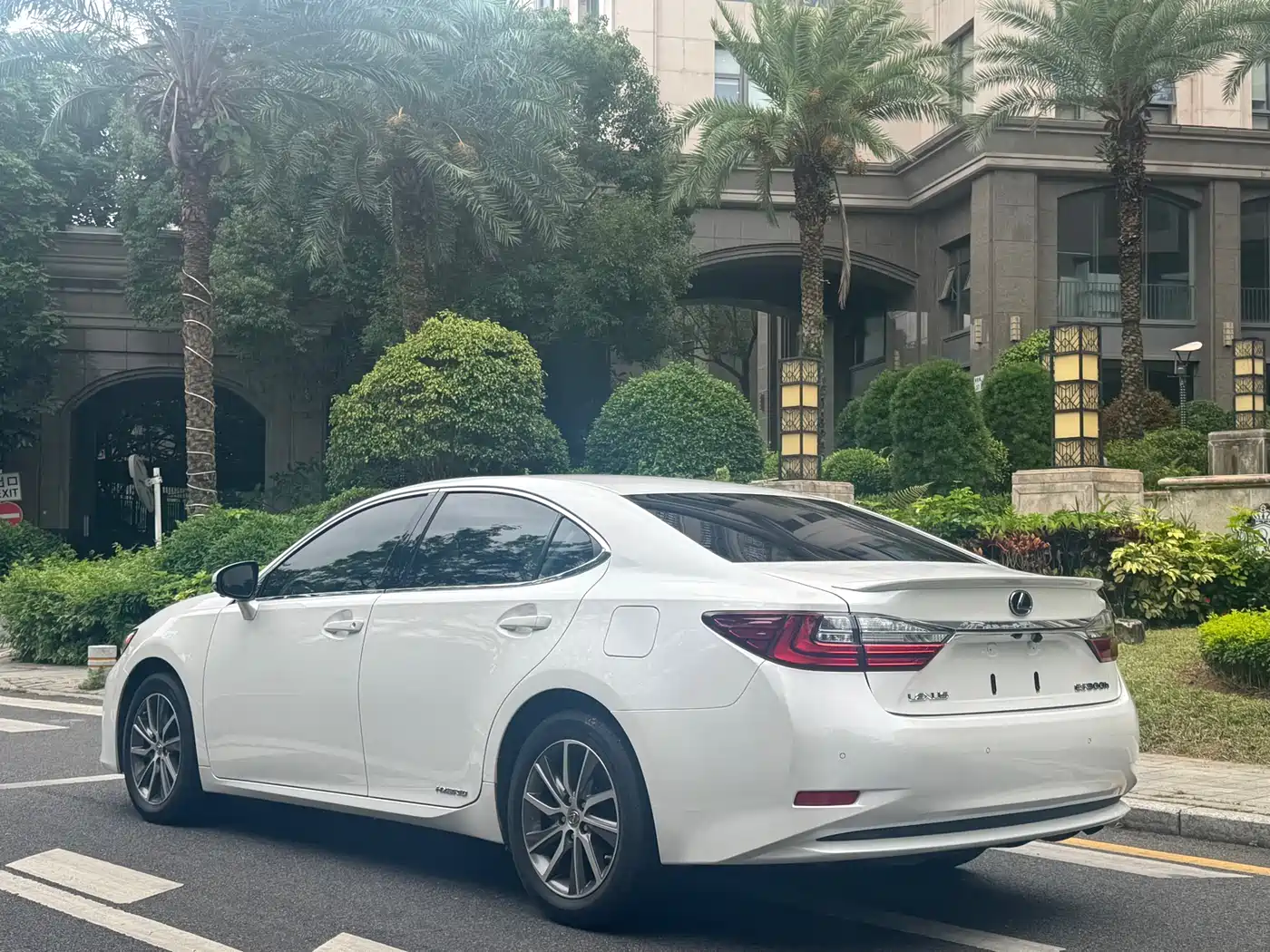 Lexus ES 2015 300h Comfort Edition фото 5