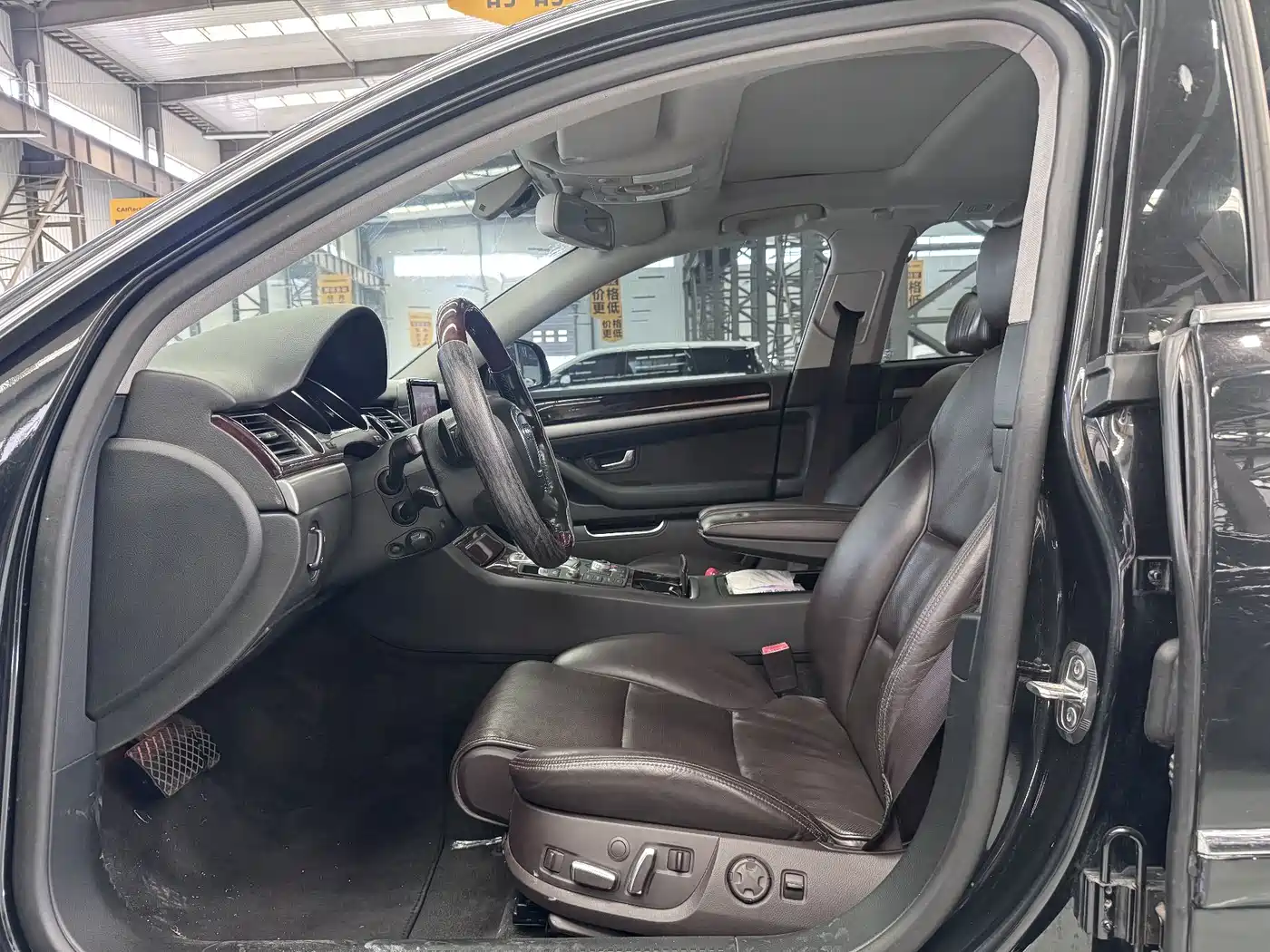 Photo 6 - Audi A8