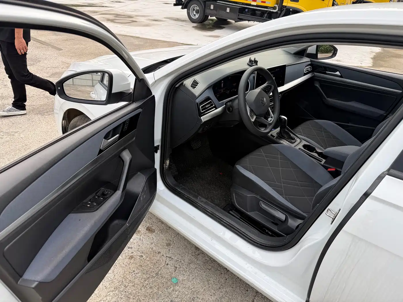 Volkswagen Lavida 2024 Model 1.5L Automatic Delight Edition фото 4