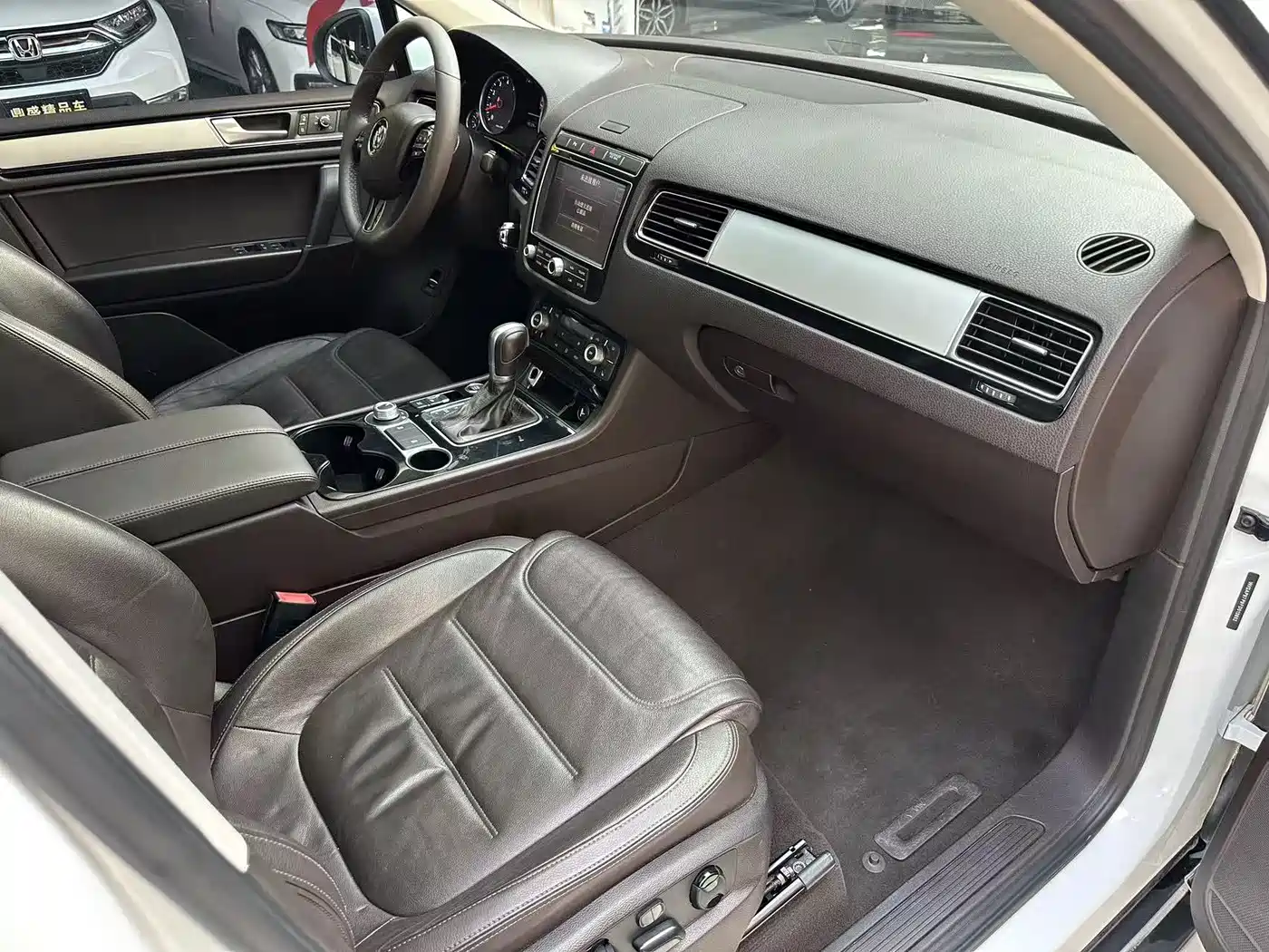 Volkswagen Touareg 2015 3.0TSI Standard Edition фото 5