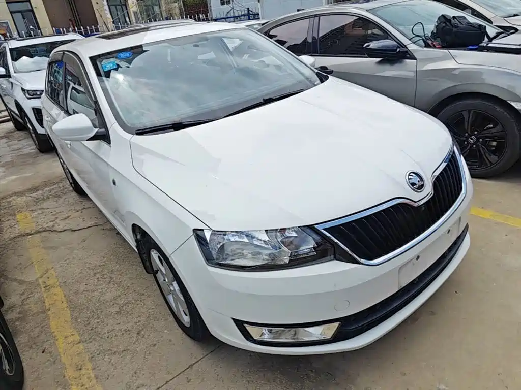 Škoda Skoda Rapid Spaceback 2016 Facelift 1.6L Automatic Innovation Edition фото 4