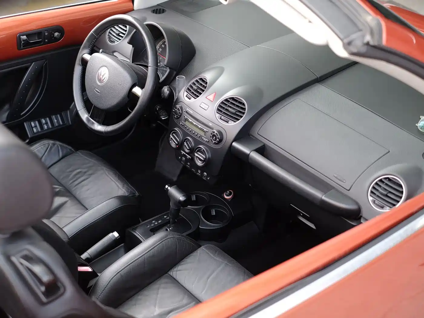 Volkswagen Beetle 2010 Model 2.0 BlackOrange Convertible Luxury Edition фото 21