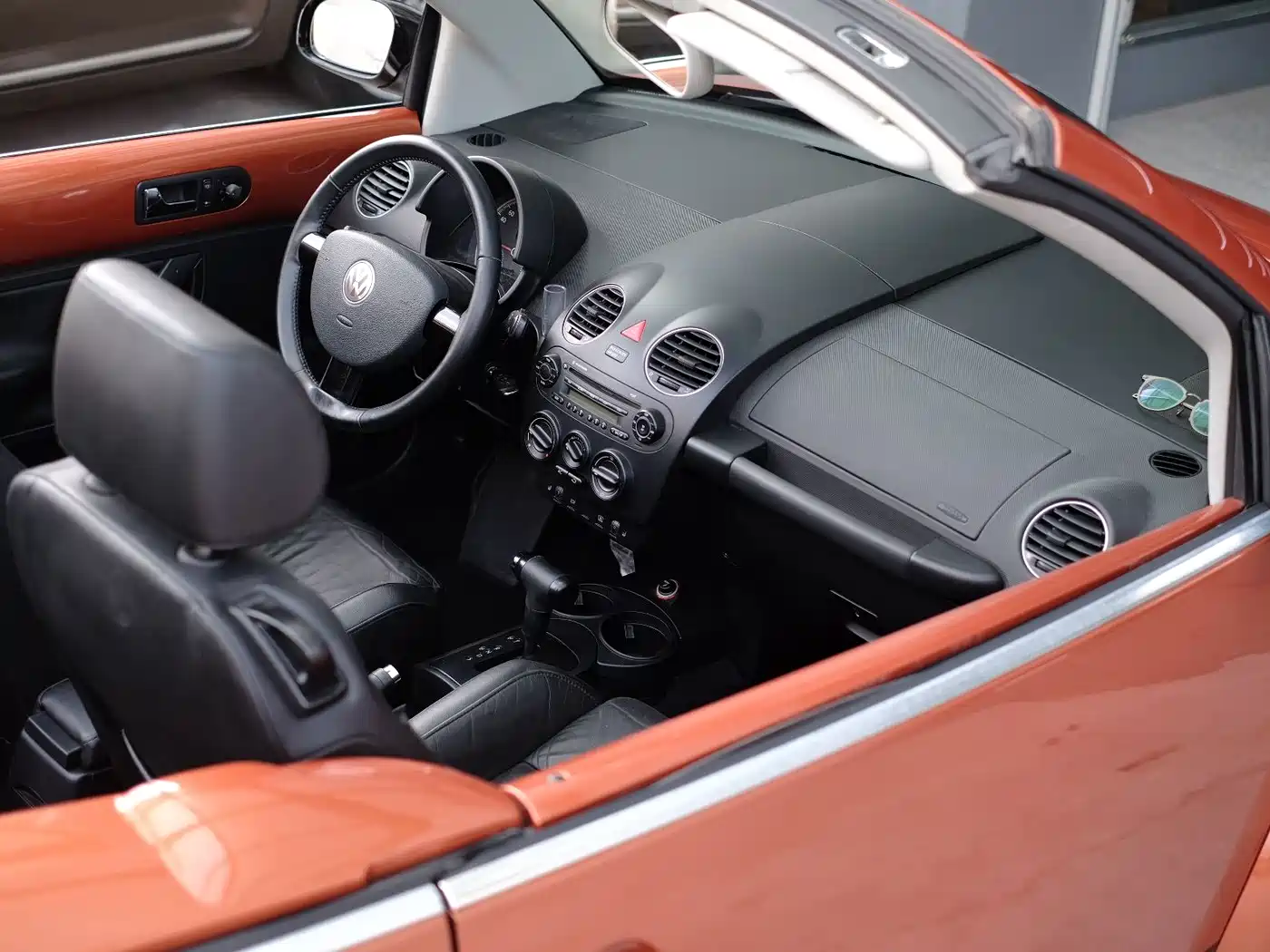 Volkswagen Beetle 2010 Model 2.0 BlackOrange Convertible Luxury Edition фото 44