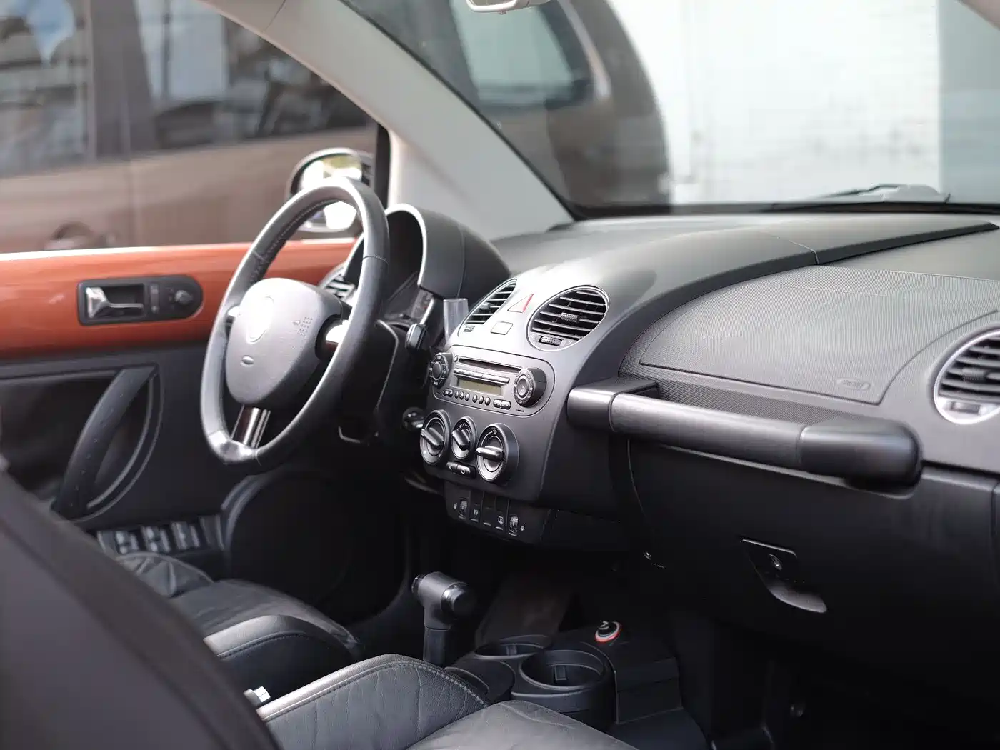 Volkswagen Beetle 2010 Model 2.0 BlackOrange Convertible Luxury Edition фото 45