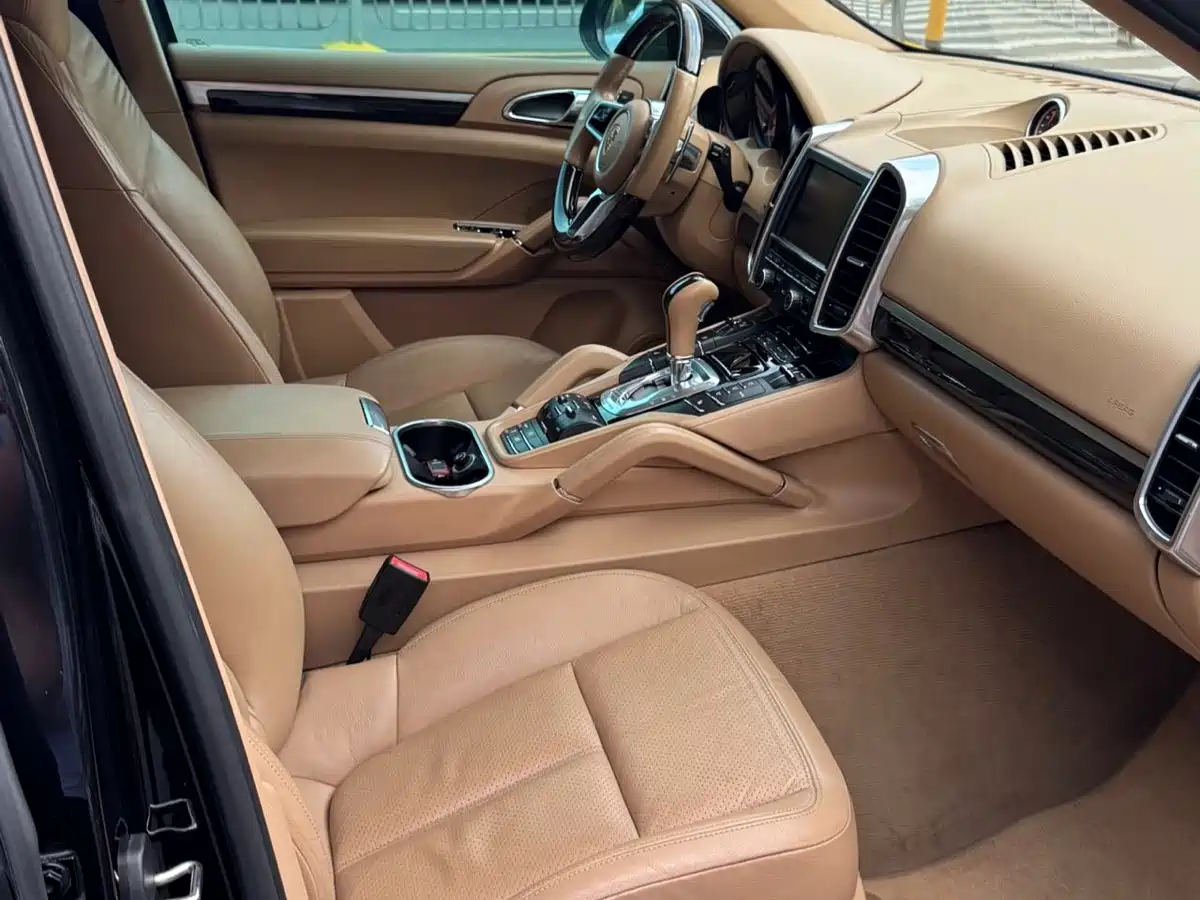Photo 5 - Porsche Cayenne