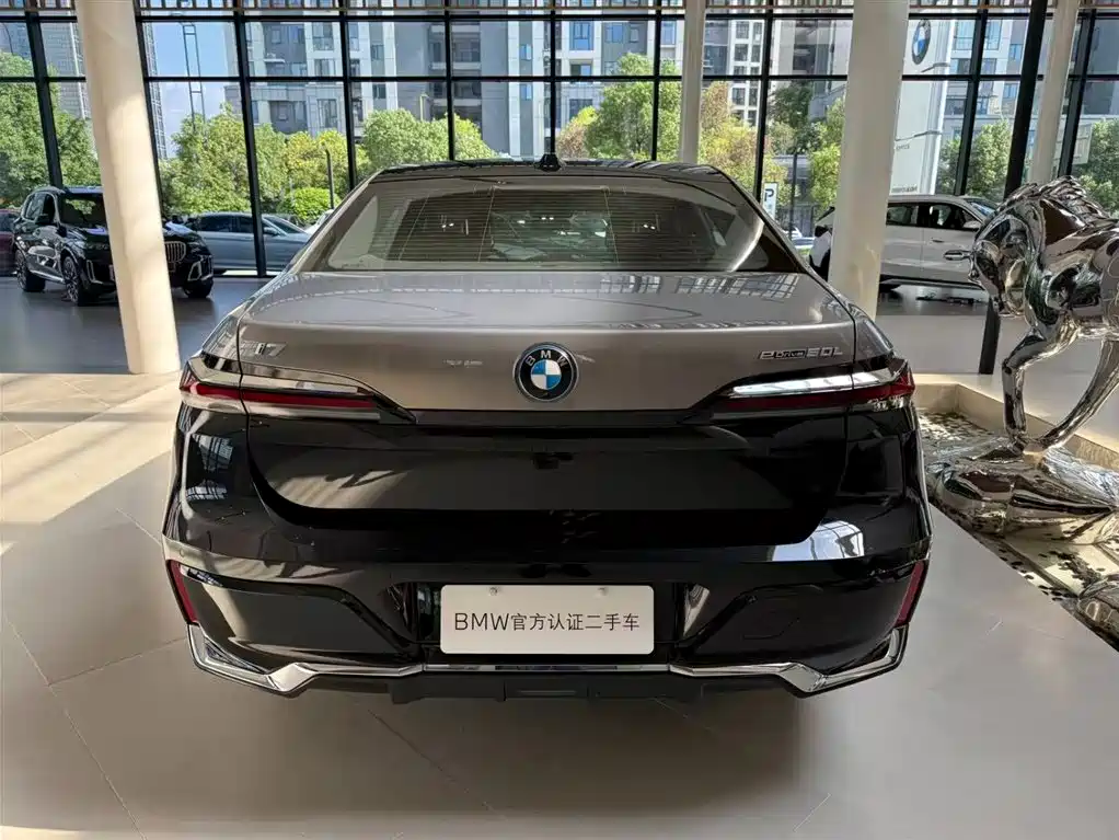 BMW I7