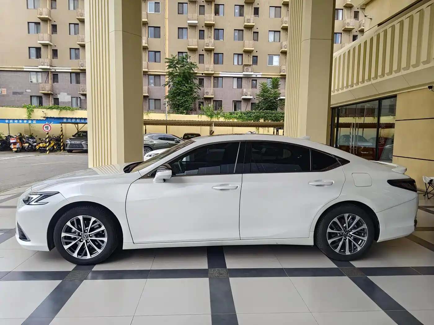 Lexus ES 2025 2025 300h Ultimate Edition