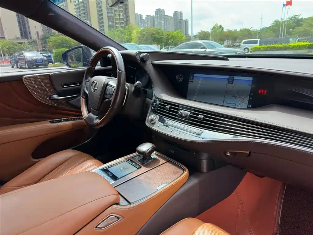 Lexus LS 2018 500h Executive Edition China V фото 15