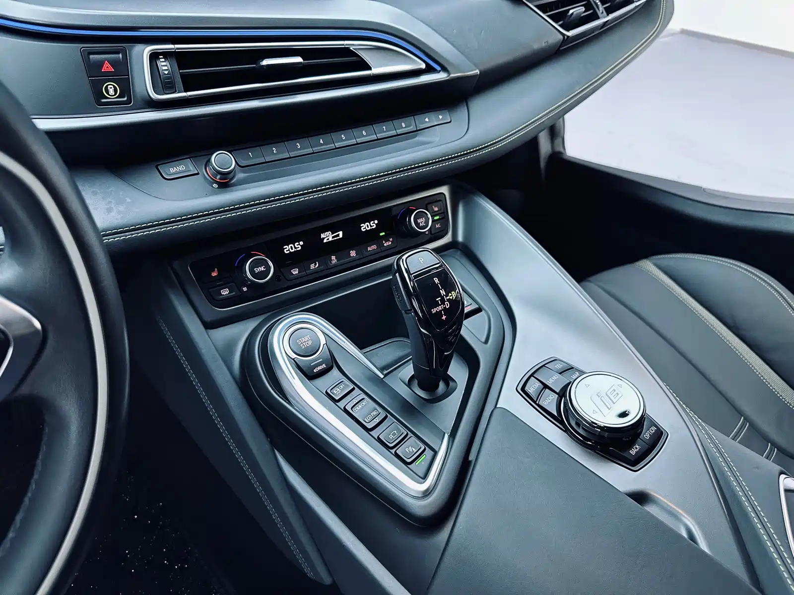 Фото 22 - BMW i8